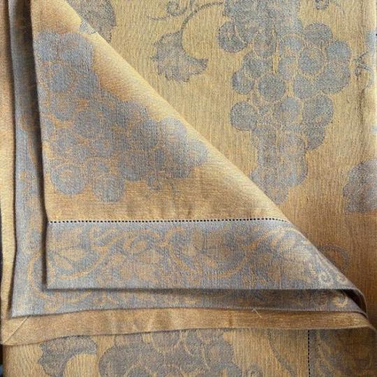 borospince natur len szolo kerekasztal terito toscana toszkan etkezo terites arany sarga mintas mediterran textil .jpg